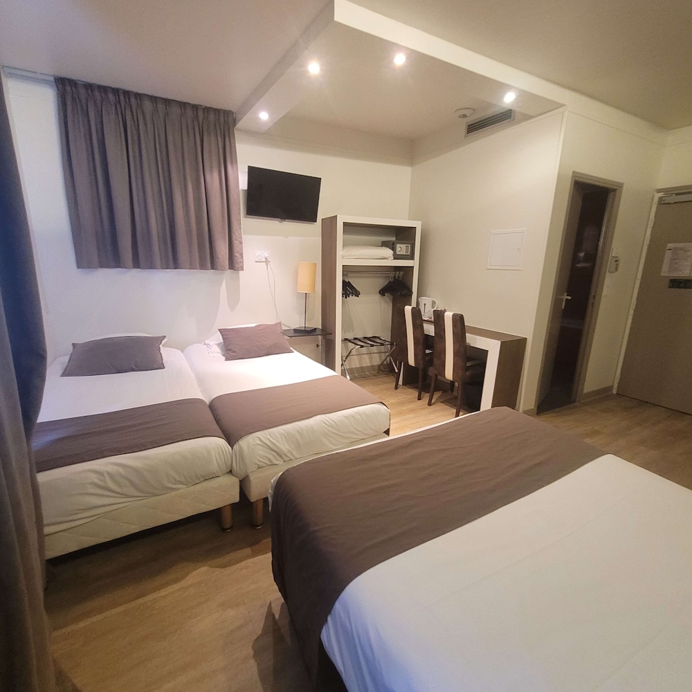 Standard Room, Multiple Beds - Photo 3