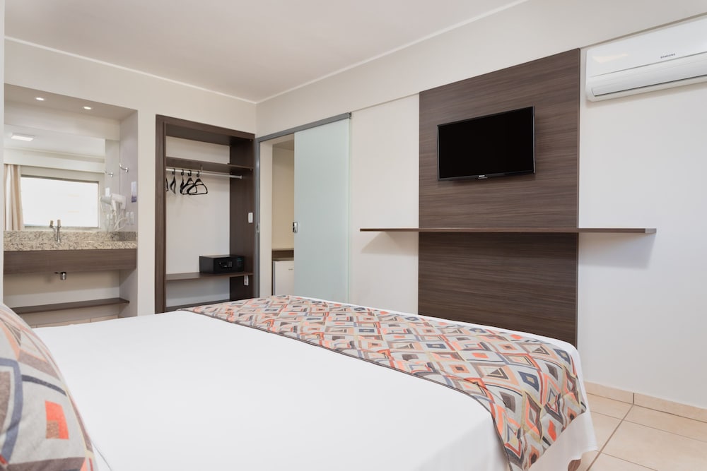 Master Star King Suite with SPA Bath 1-day admission to Thermas dos Laranjais Park included photo 3