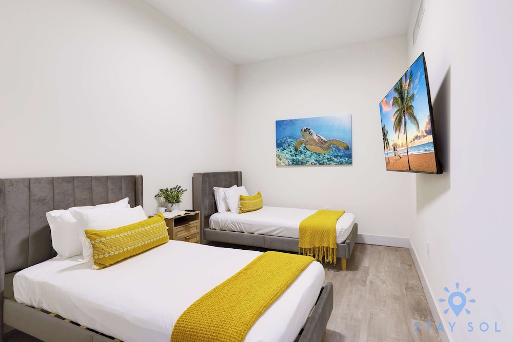 Condo 2 Bedrooms Balcony (+DEN/King)