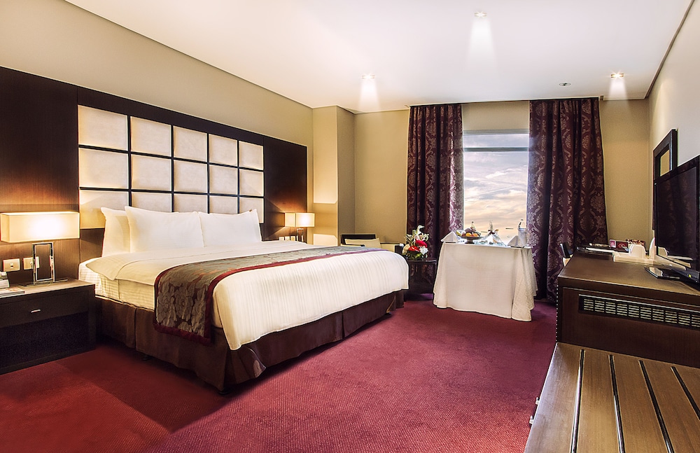 Premium Suite, 1 King Bed, Non Smoking, Kitchen (Separate Living Room, Full Kitchen) - Photo 8