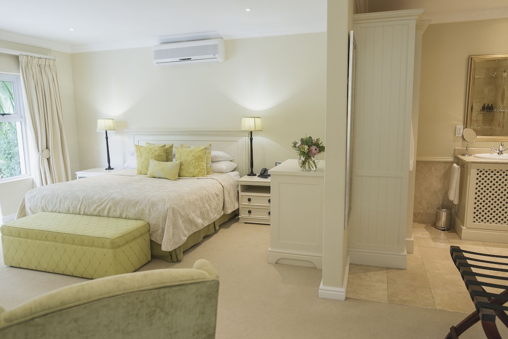 Standard Suite, 1 King Bed, Poolside
