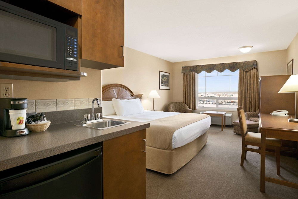 Standard Room, 1 King Bed- Pet Friendly - Photo 1