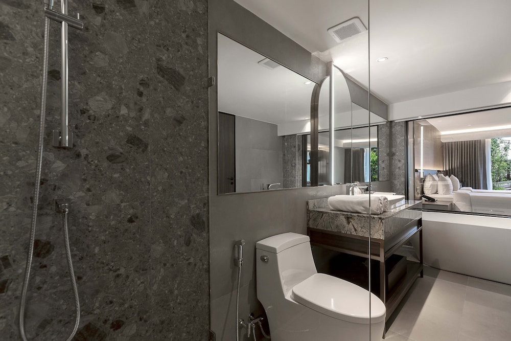 Premier Pool View Twin Room thumbnail 5