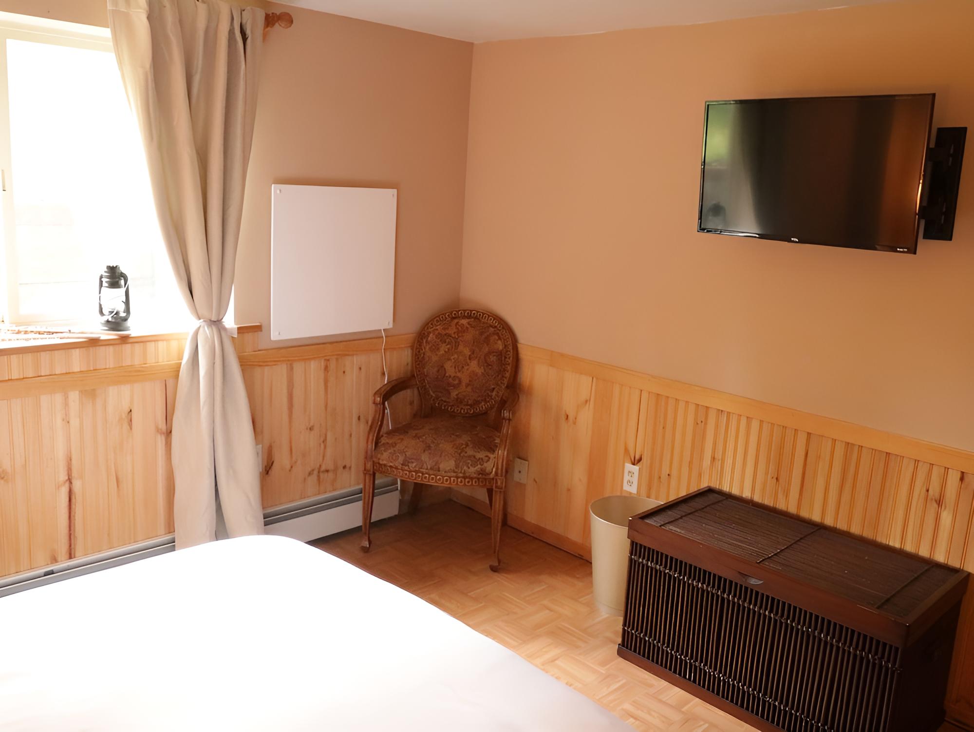 Deluxe Double Room, 1 Queen Bed, Non Smoking, Refrigerator & Microwave photo 2