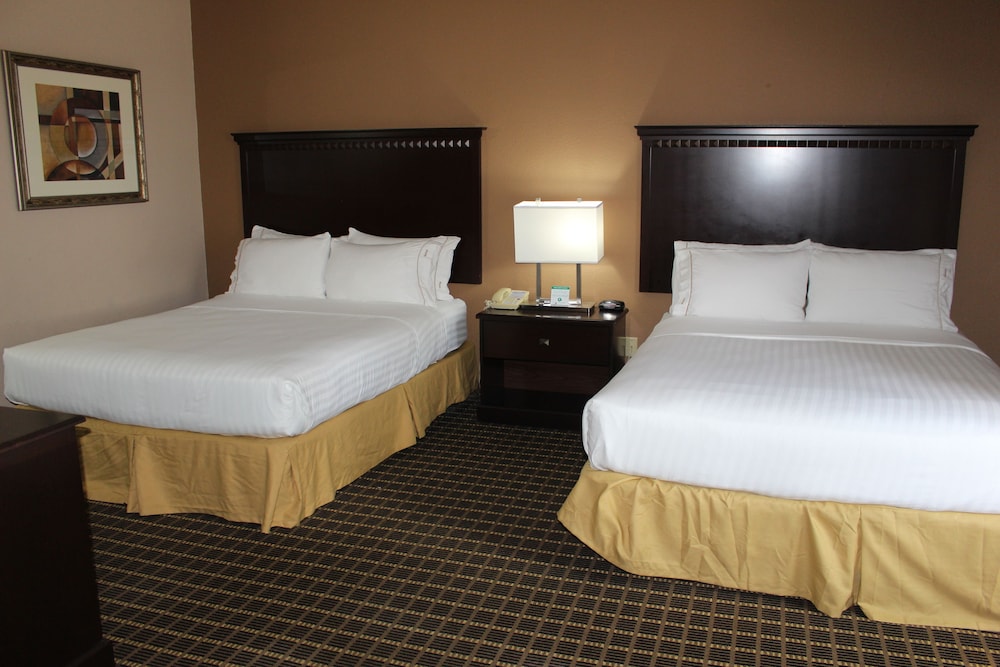Standard Room, 2 Queen Beds - Photo 7