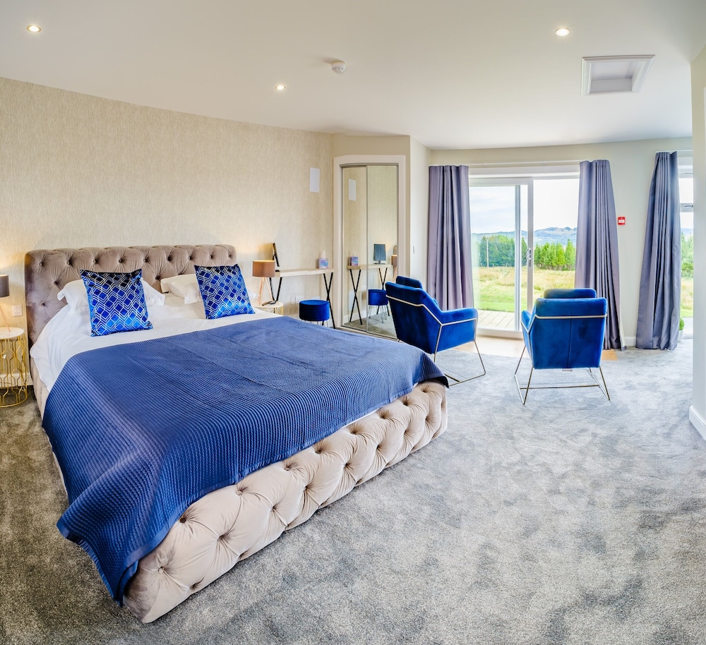 Luxury Suite, Balcony with Hot Tub, Ground Floor, Mountain View, Freestanding Bath
