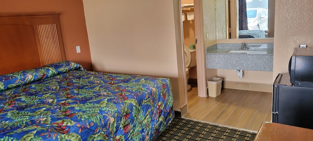 Standard Room, 1 King Bed, Non Smoking photo 1