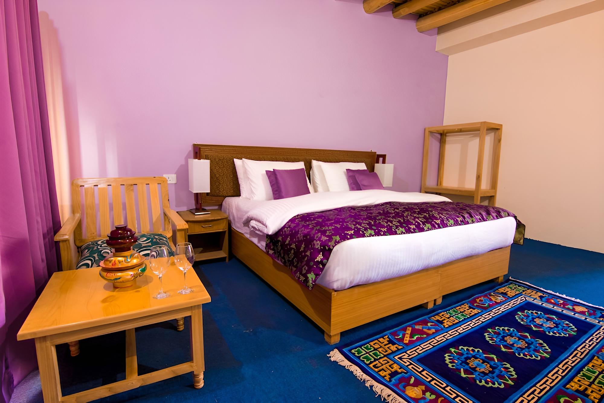 Deluxe Studio, 1 King Bed, Private Bathroom