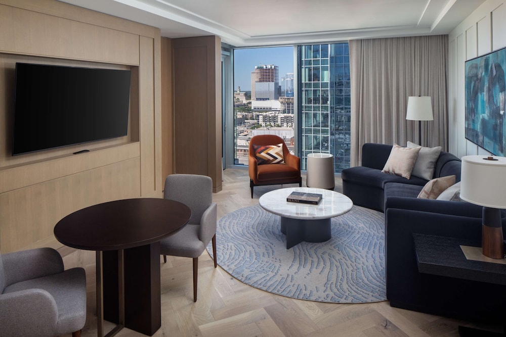 Suite, 2 Bedrooms, Balcony - Photo 2