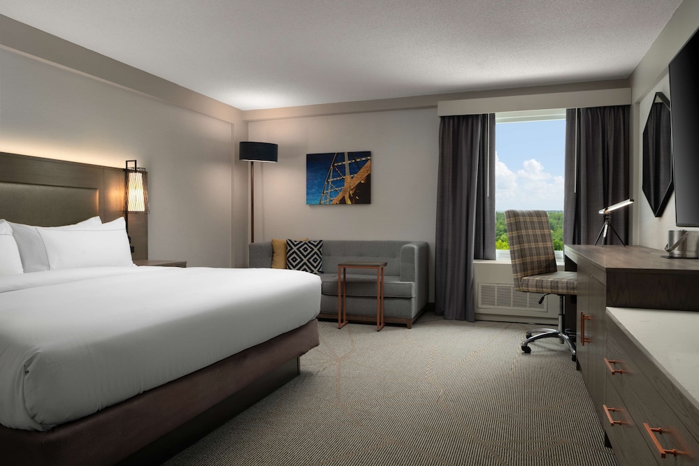 Room, 1 King Bed, Roll-in Shower, Non Smoking - Photo 1