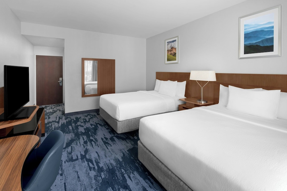Room, 2 Queen Beds (Mobility/Hearing Access, Roll-in Shwr) photo 1