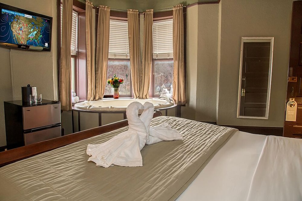 Room, 1 King Bed, Jetted Tub - Photo 1