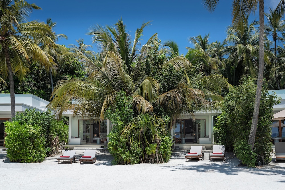 Two Bedroom Deluxe Beach Bungalow photo 1