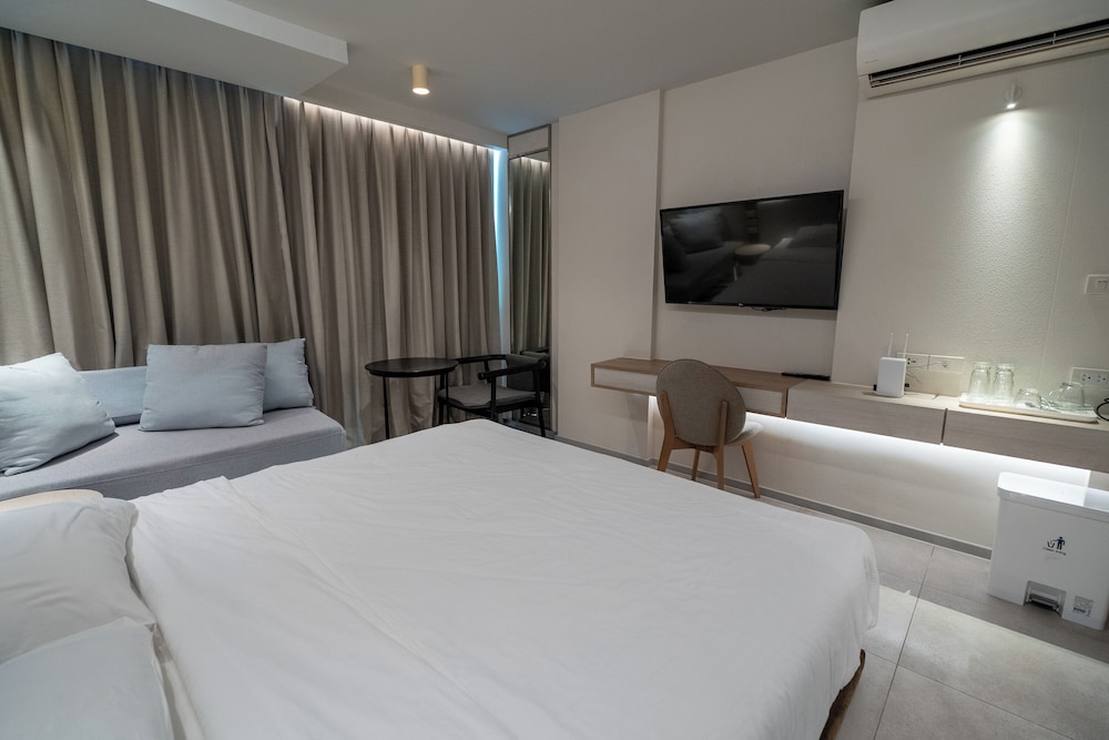 Deluxe Double Room, Non Smoking, Partial Sea View photo 2