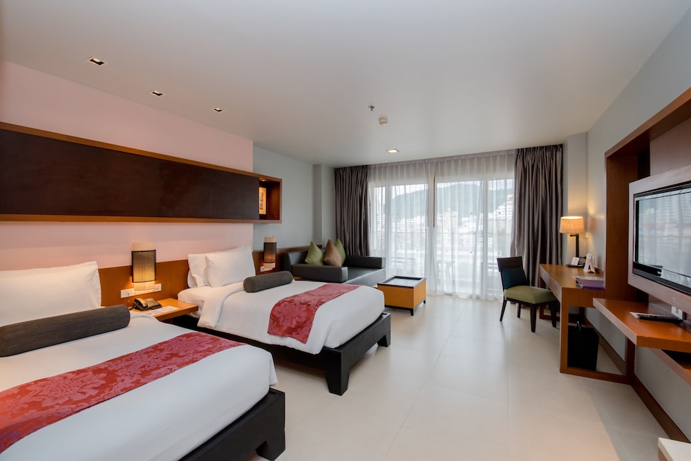 Deluxe King Bed - Photo 9