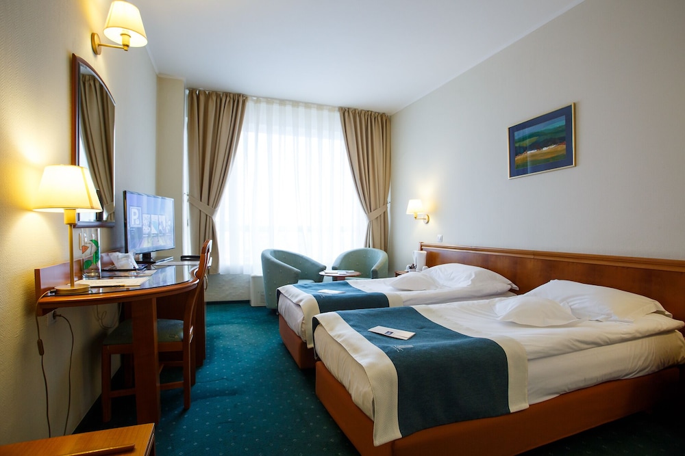 Business Twin Room - Photo 1