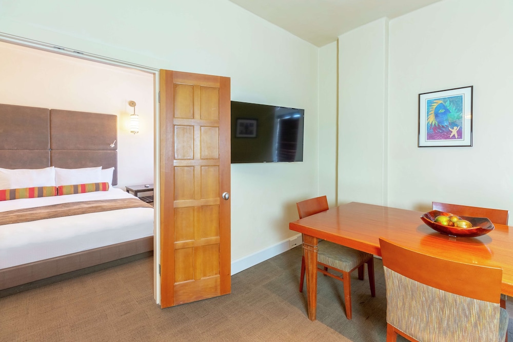 Suite (Boardroom) - Photo 1