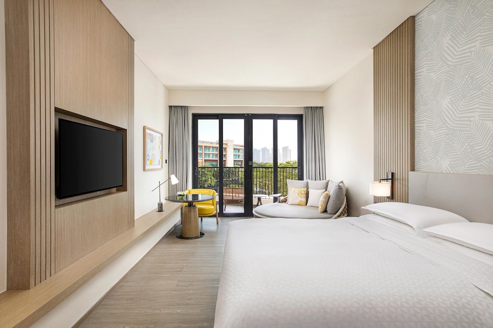 Room, 1 King Bed, Balcony photo 2