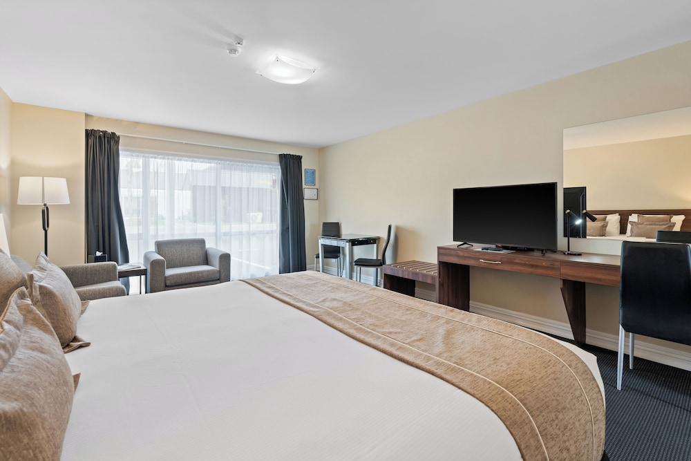 Executive Double Room, 1 King Bed, Pool View, Mezzanine thumbnail 6