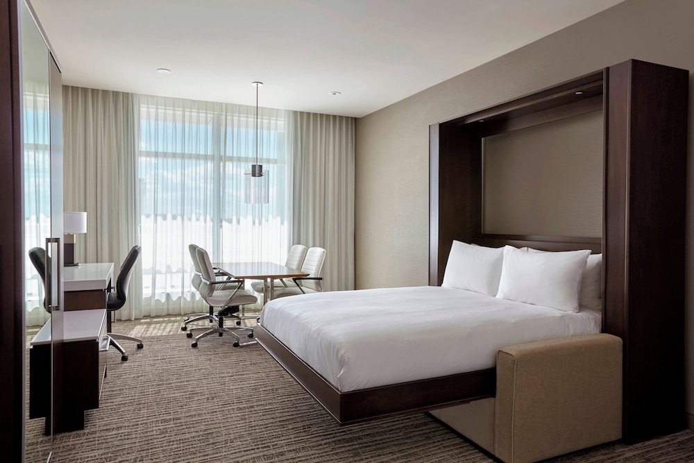 Suite, 1 Queen Bed, City View