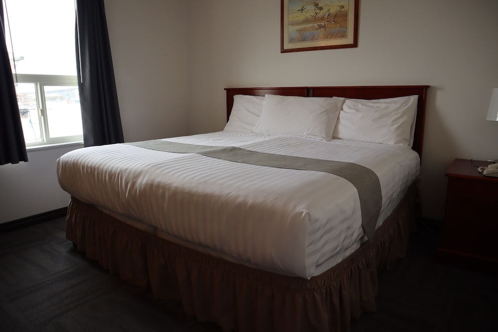 Club Room, 1 King Bed, Non Smoking, Refrigerator & Microwave photo 1