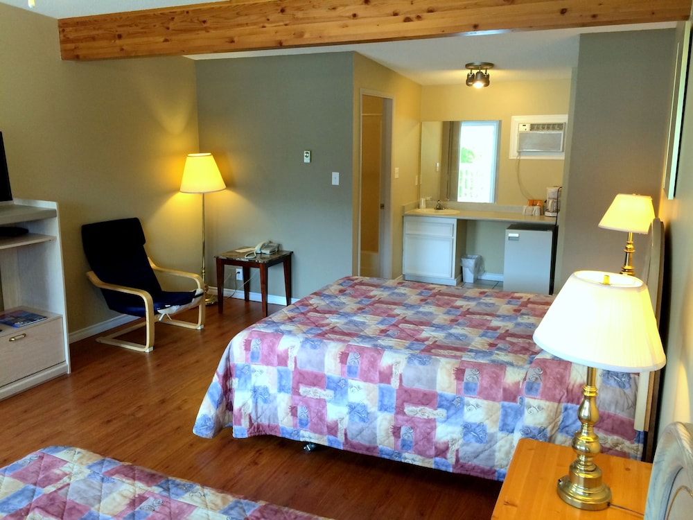 Standard Room, 2 Queen Beds photo 2