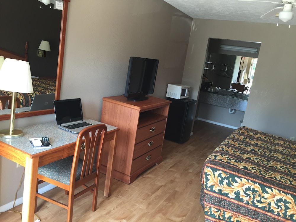 Classic Room, 1 King Bed, Non Smoking photo 2
