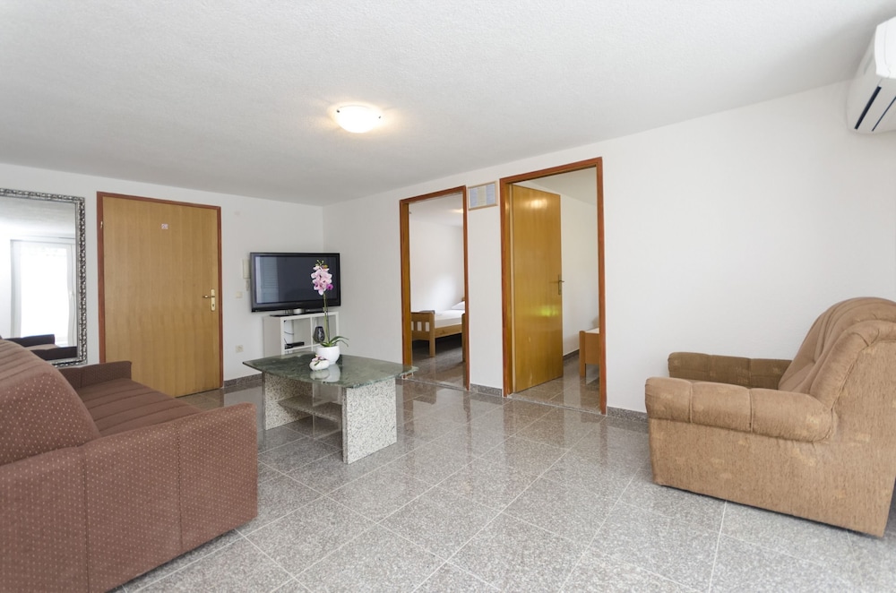 Apartment (A2)