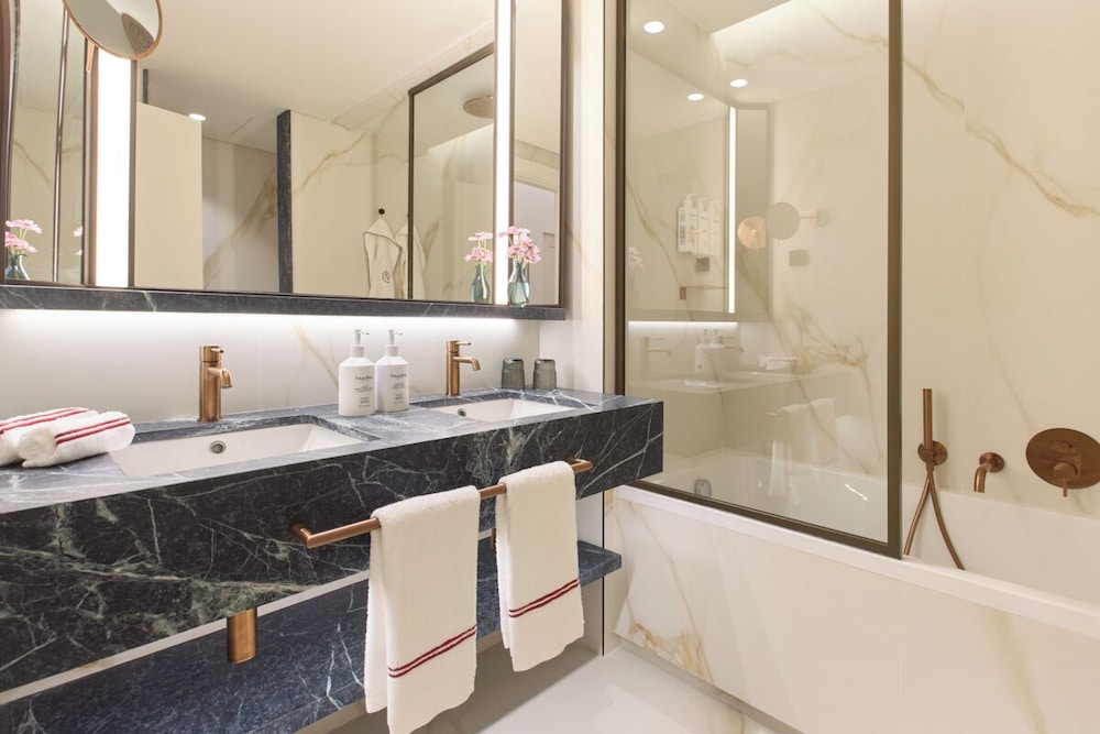 Premium Room (2 Adults + 1 Child) thumbnail 6