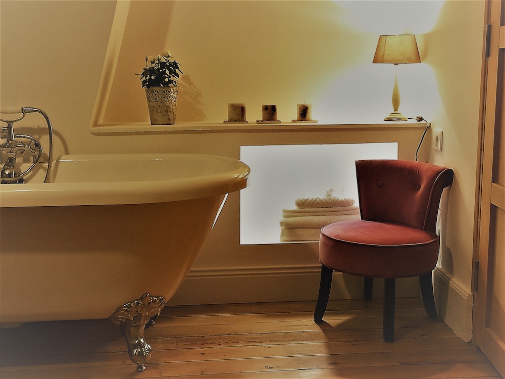 Family Room, Bathtub (Dewas) photo 2