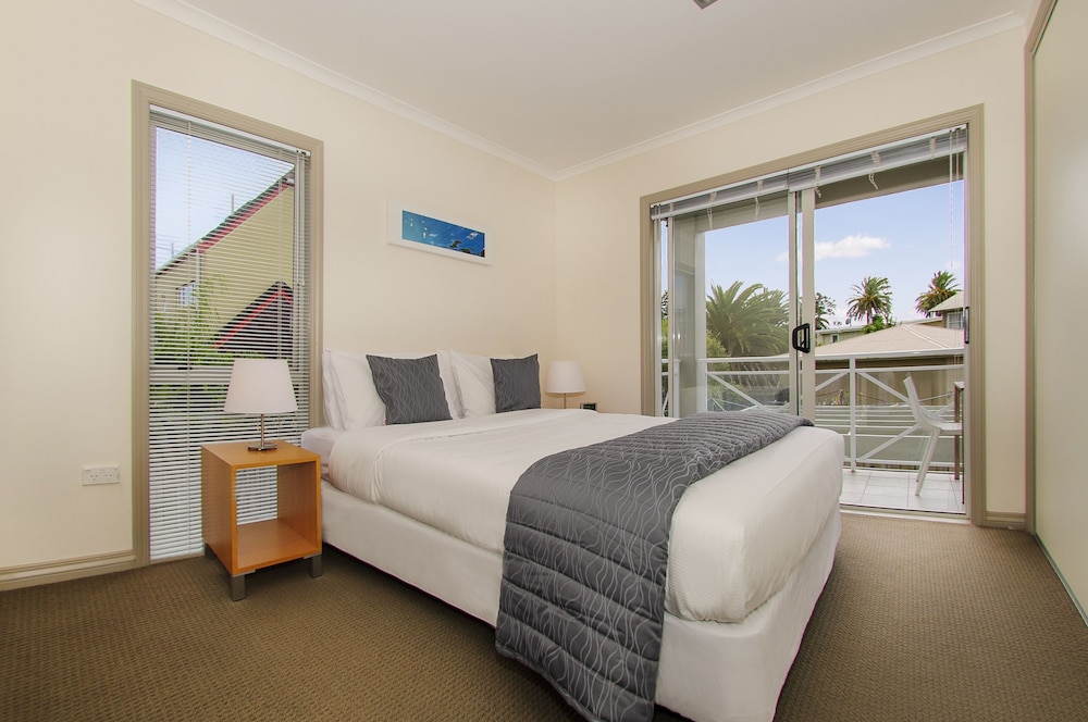 Apartment, 2 Bedrooms, Partial Sea View