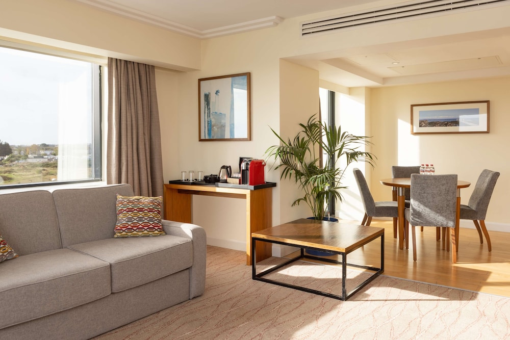 Family Suite, 1 King Bed (W/ Lounge) photo 3