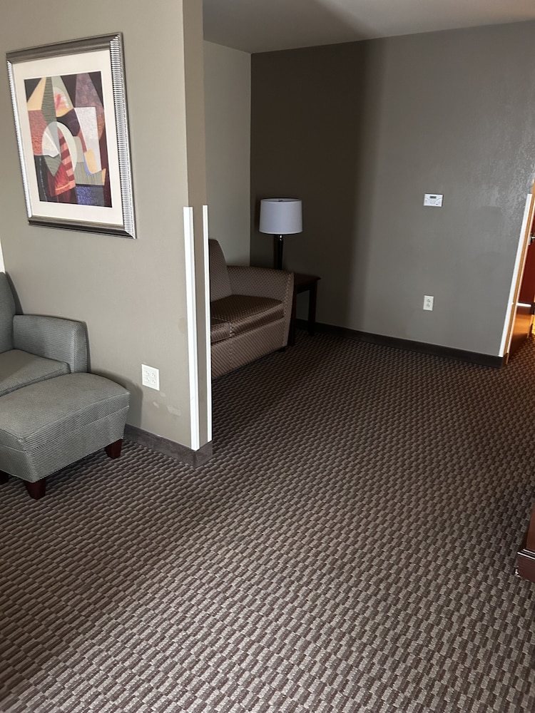 Non-Smoking King Suite - Photo 3
