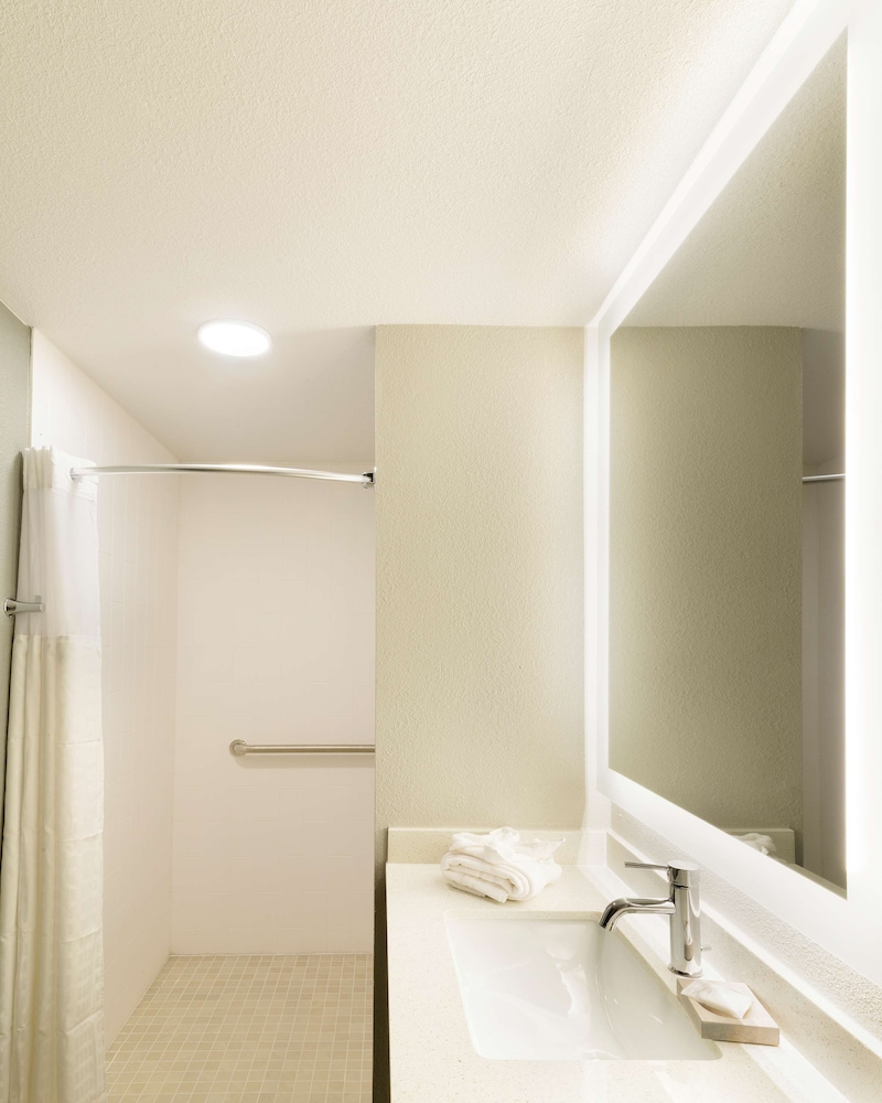 Standard Room, 1 Queen Bed, Accessible, Refrigerator & Microwave (Pet Friendly) - Photo 2
