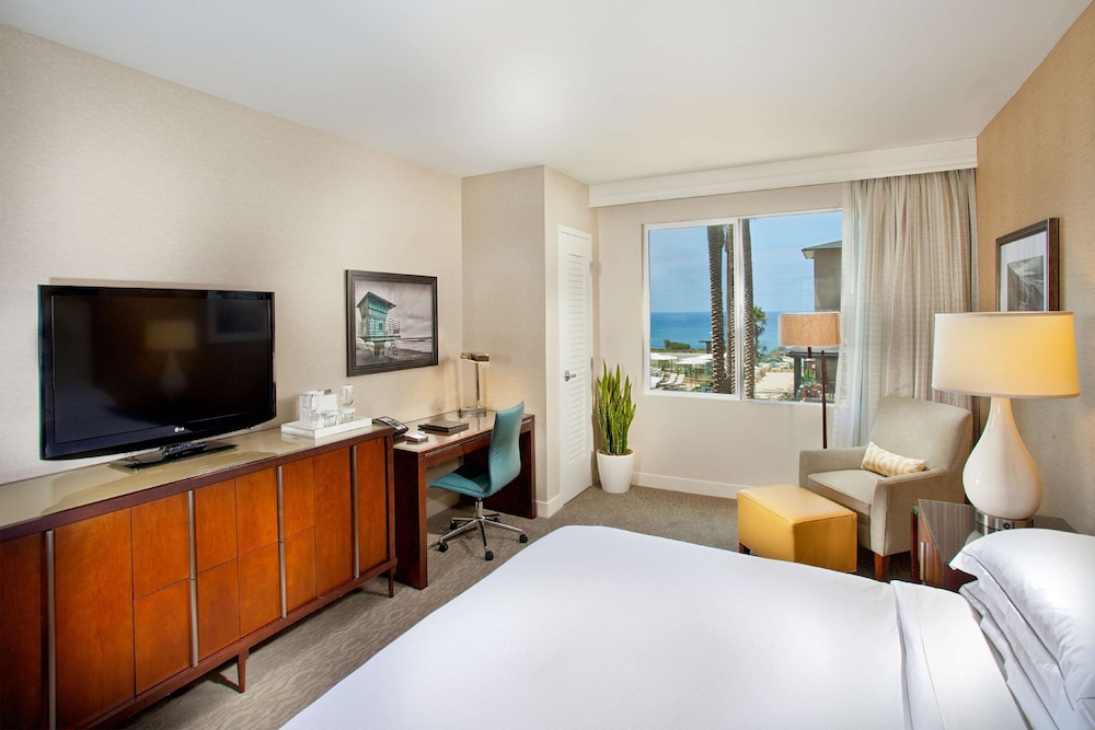 Room, 1 King Bed, Ocean View (No Balcony) - Photo 3