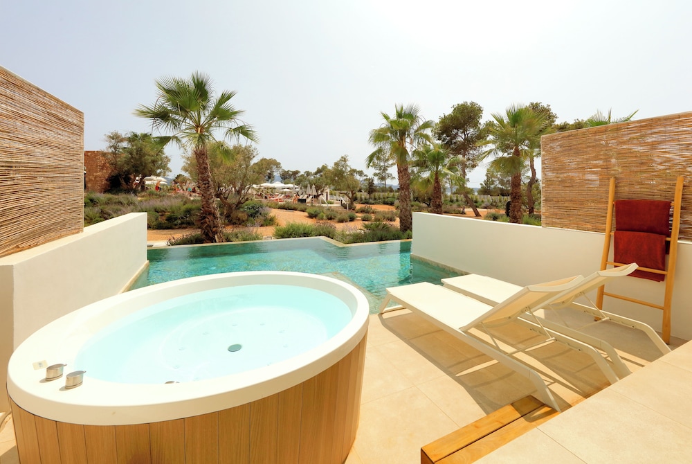 Junior Suite (Signature Level, Swim up) - Club Access Included