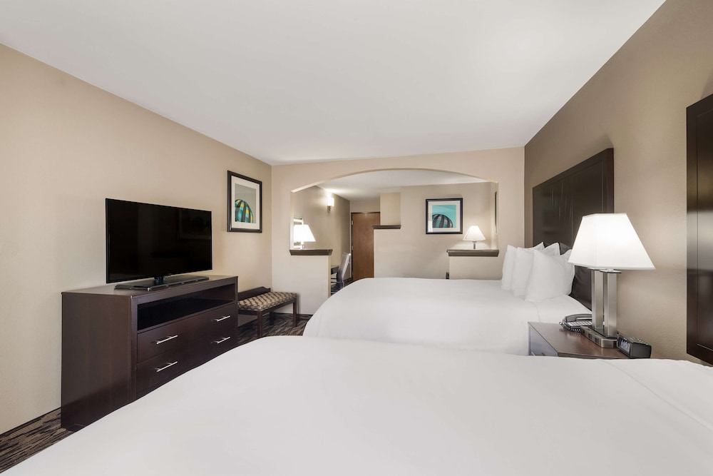 Standard Room, 2 Queen Beds, Non Smoking, Refrigerator & Microwave (with Sofabed) photo 2