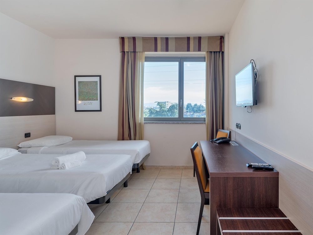 Standard Triple Room, 3 Twin Beds, Non Smoking - Photo 1
