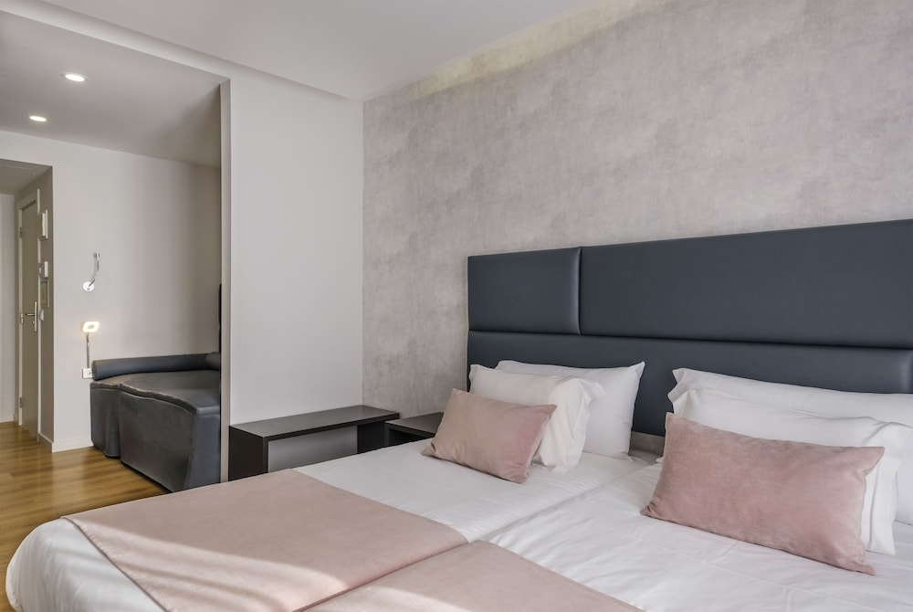 Basic Quadruple Room, Balcony, City View photo 3