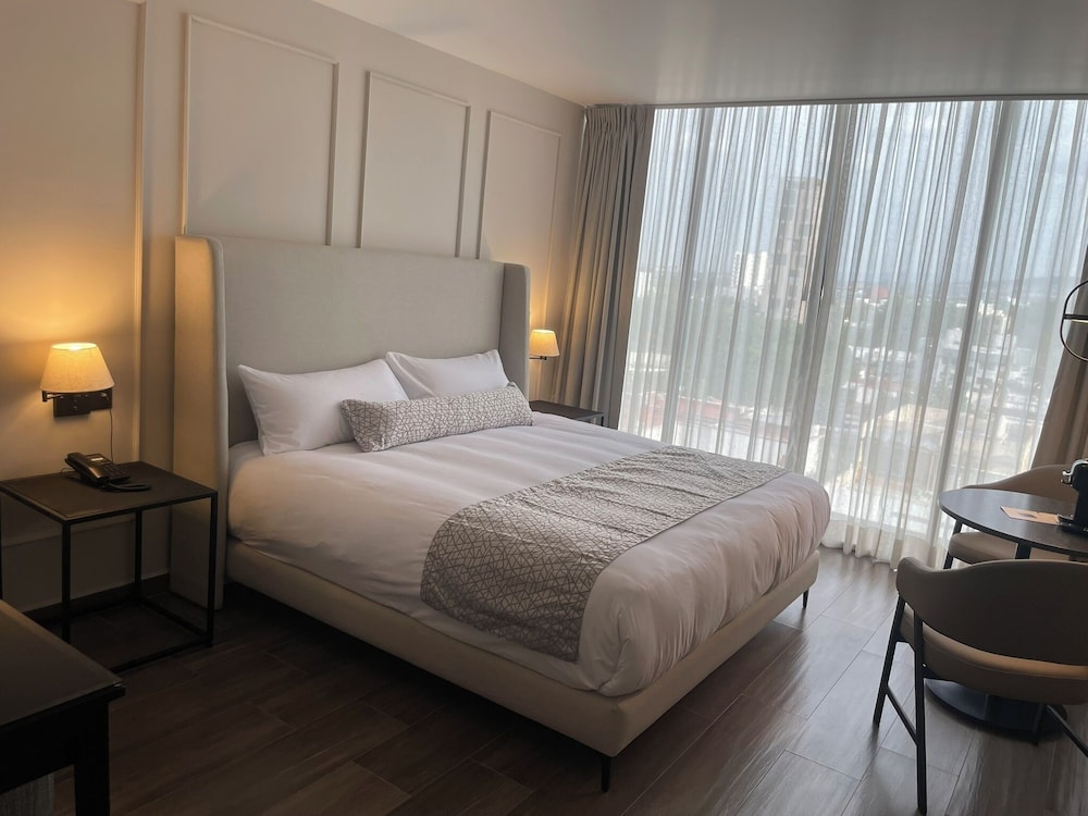 Deluxe Room, 1 King Bed, City View
