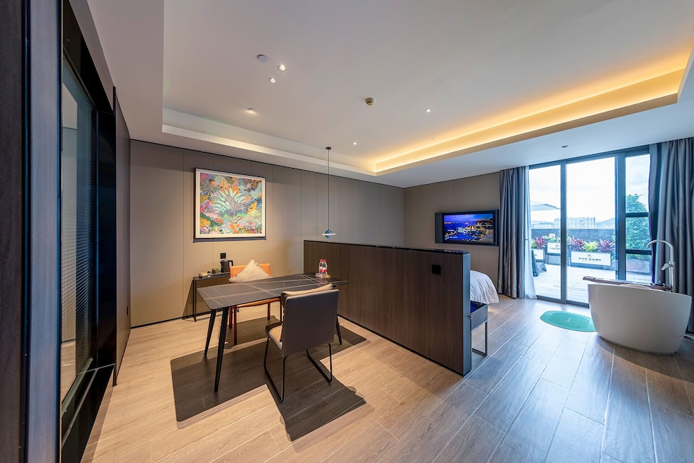 Signature Room, 1 King Bed, Patio