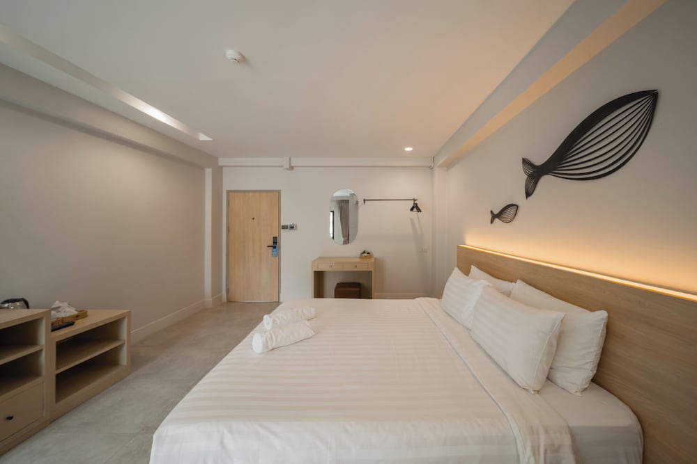 Standard Room, 1 King Bed photo 3