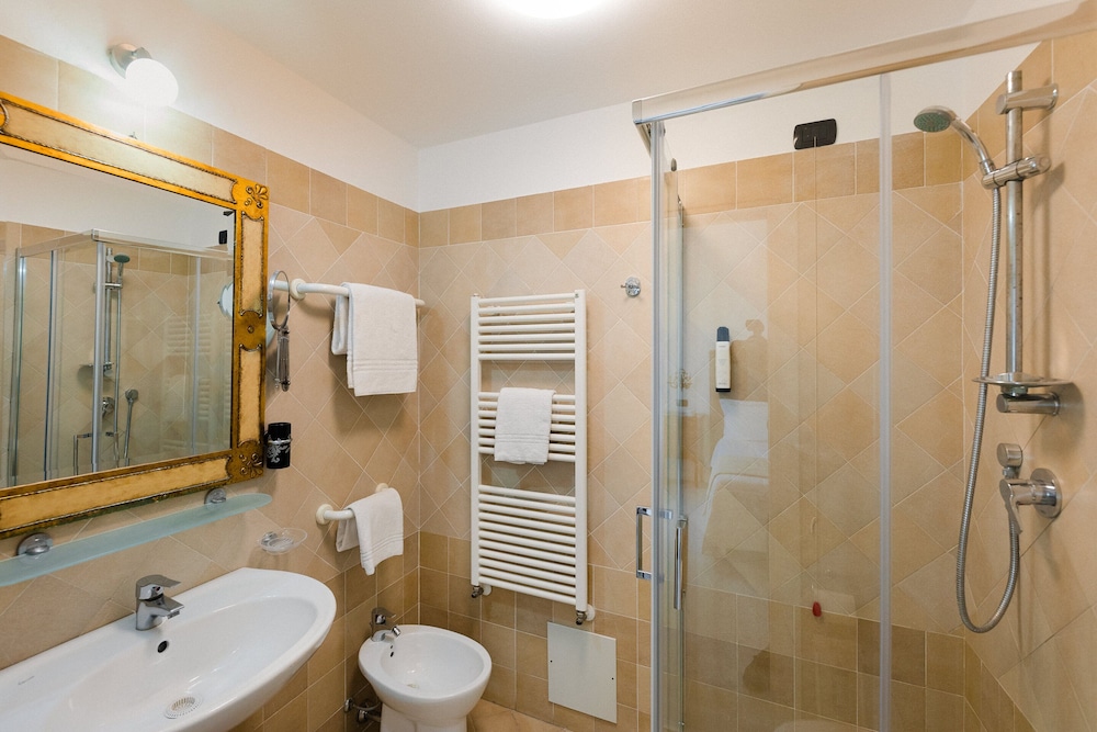 Deluxe Room - Photo 8