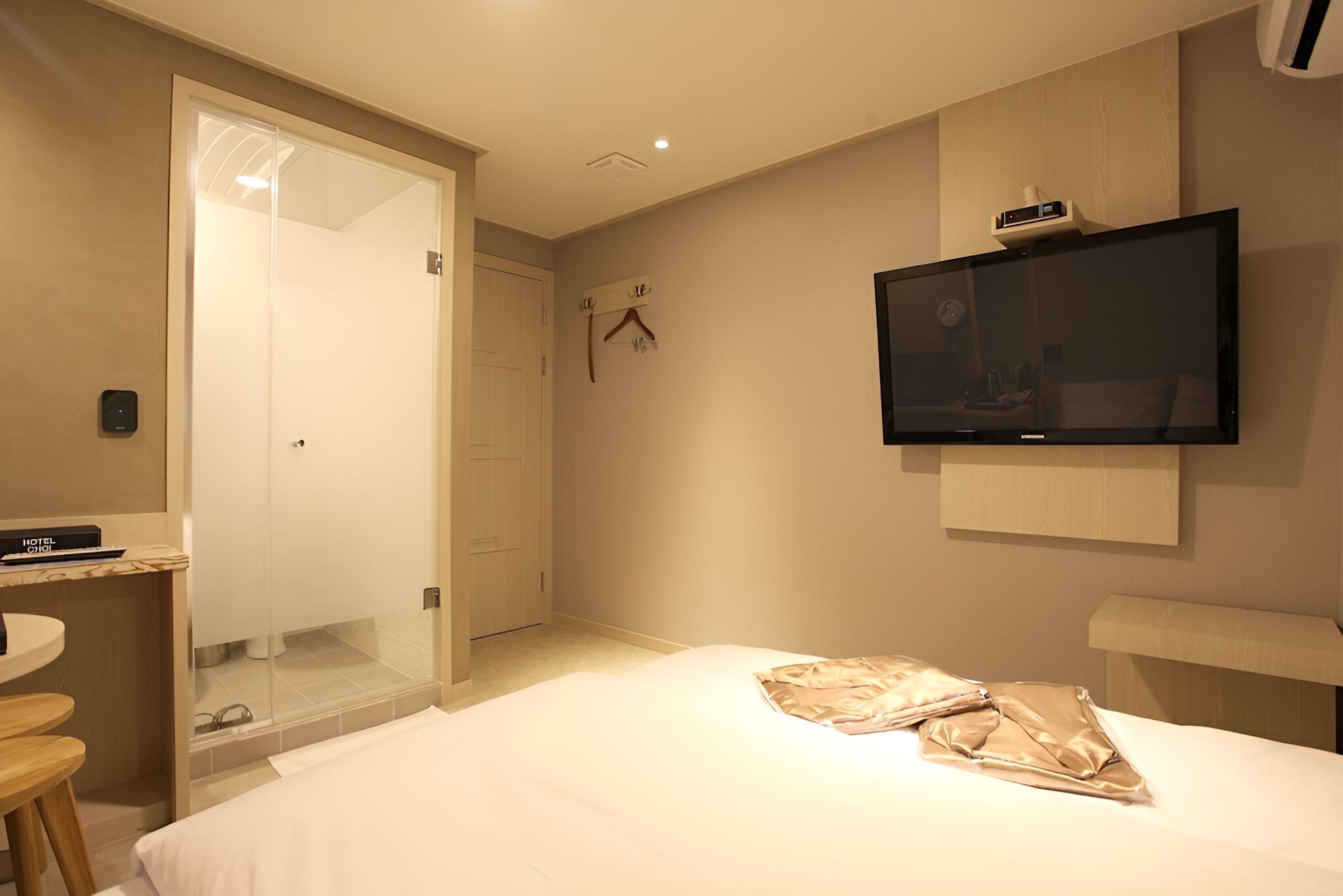 Room (Standard - A (Free Netflix viewing in) - Photo 10