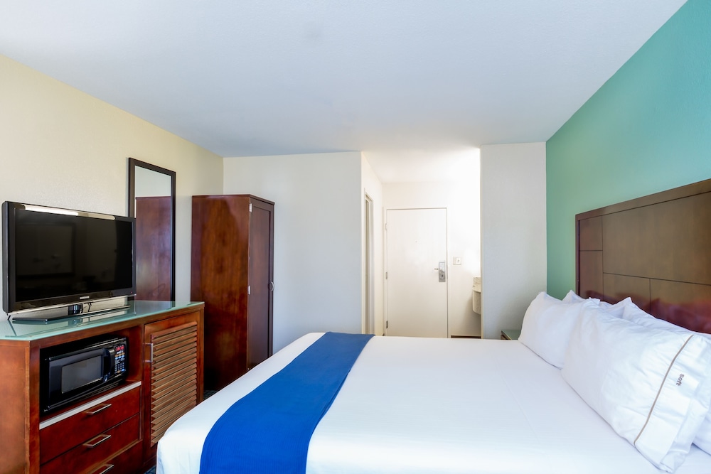 Standard Room, 1 King Bed - Photo 3