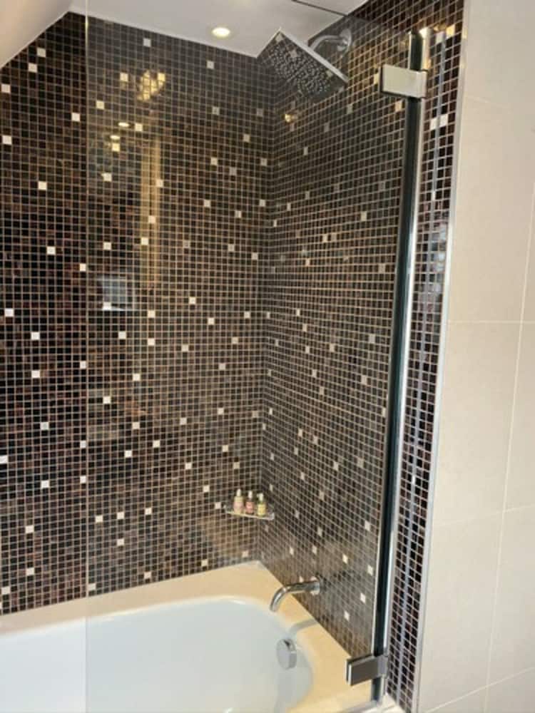 Luxury King Room - Photo 22