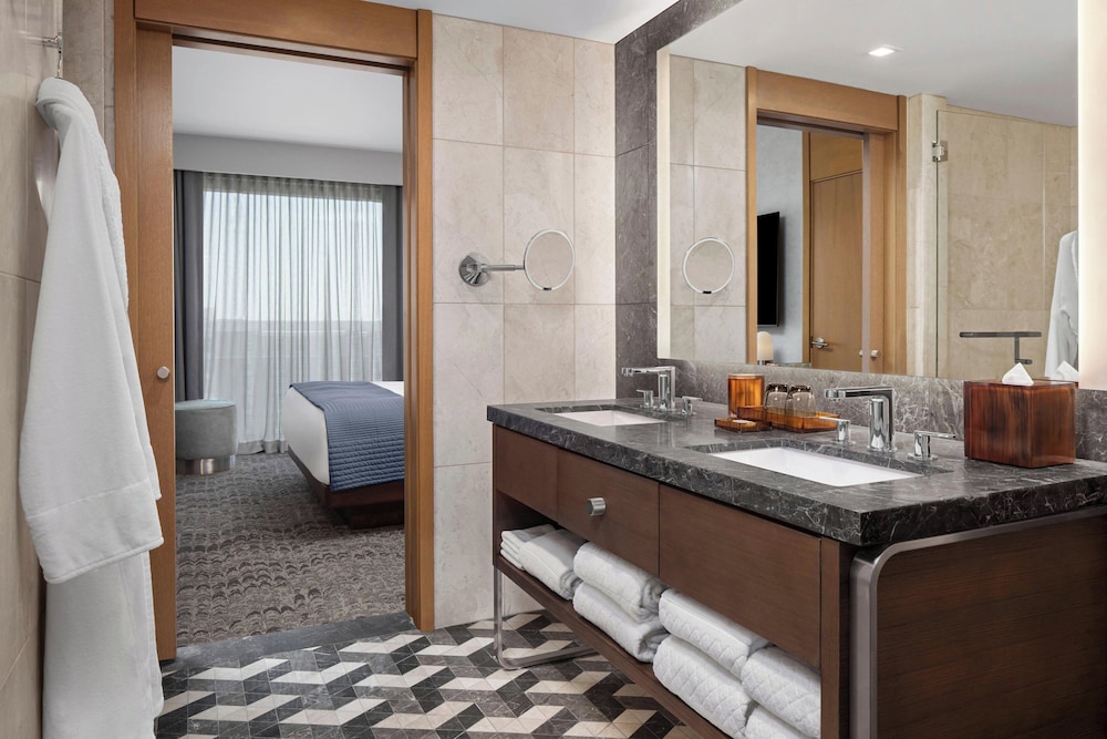 Suite, 1 Bedroom, City View (Corner) - Photo 7