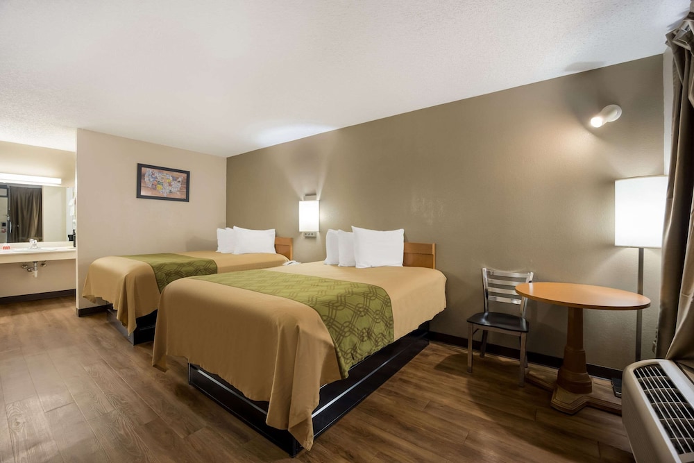 Room, 2 Queen Beds, Smoking photo 1