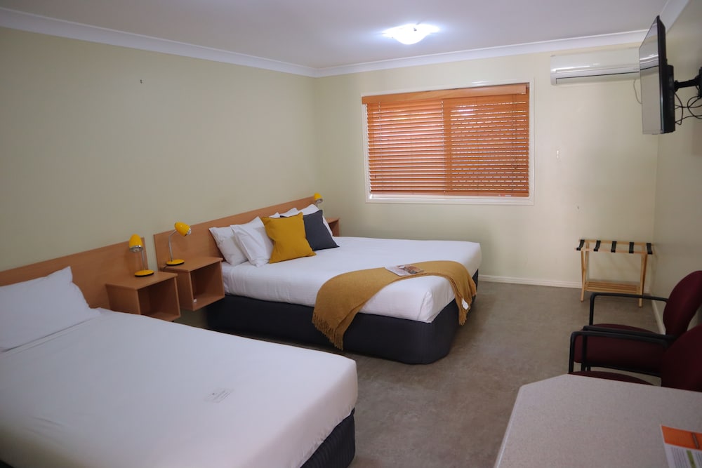 Deluxe Queen & Single Room