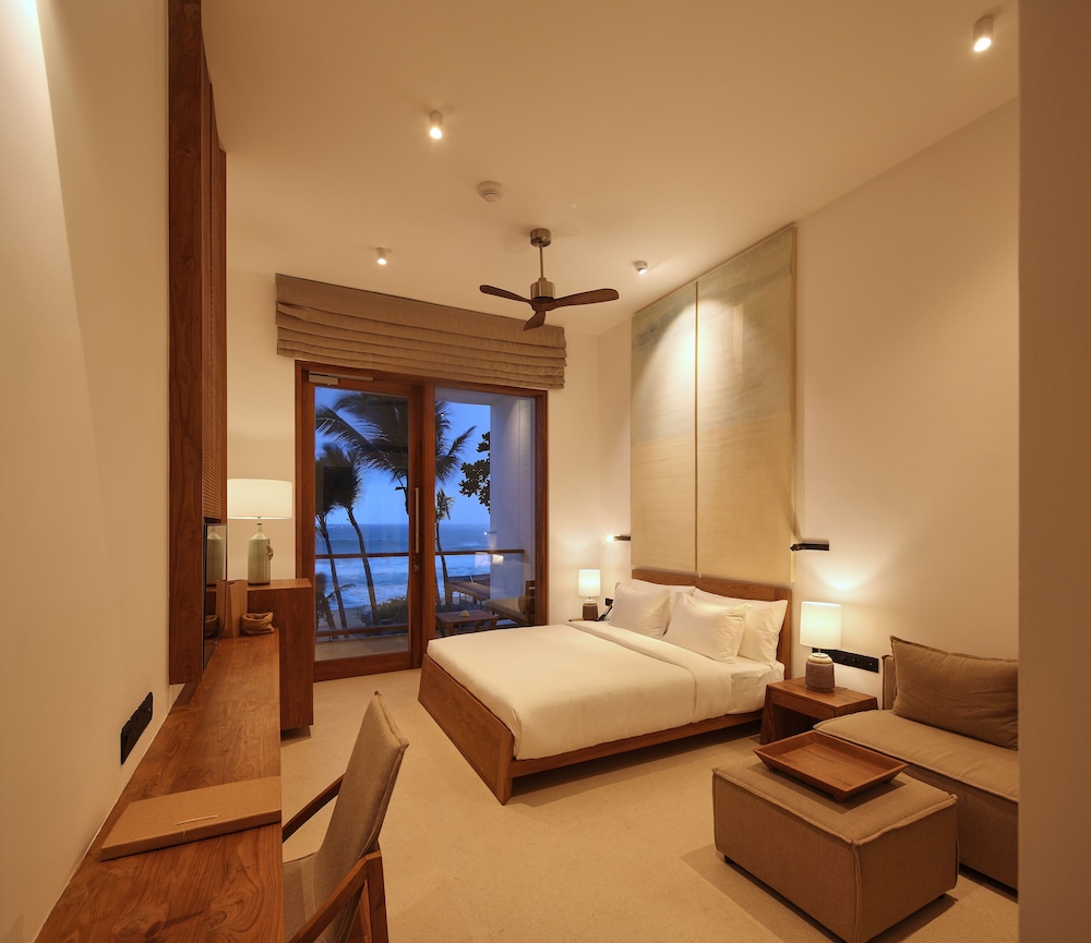 Deluxe Double Room, 1 King Bed, Balcony, Ocean View